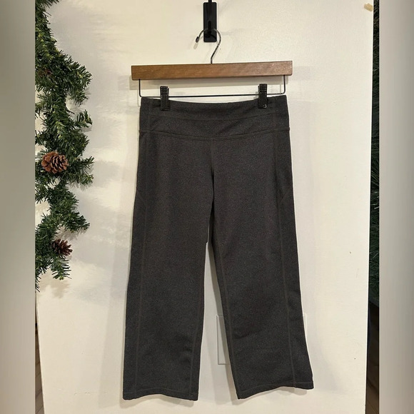 Athleta Womens Small Y2K Kick Booty Straight Leg Crop Legging Gray Capri Yoga - Picture 1 of 6